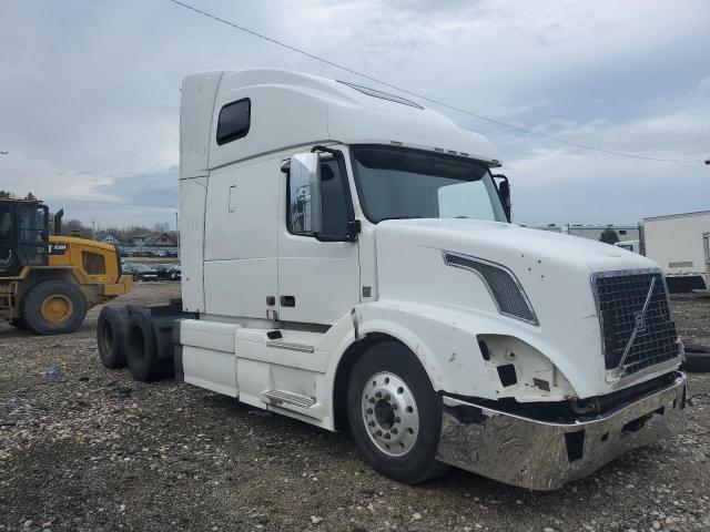  Salvage Volvo Vnl