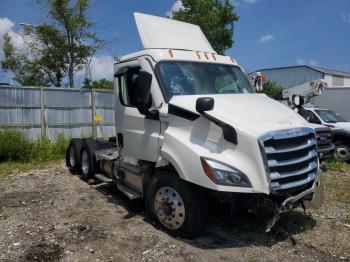  Salvage Freightliner Cascadia 1