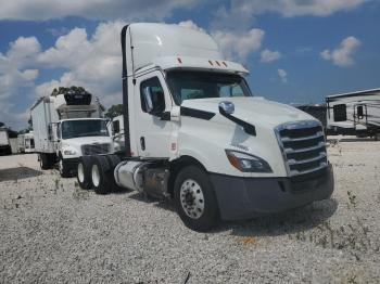  Salvage Freightliner Cascadia 1