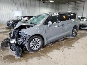  Salvage Chrysler Pacifica