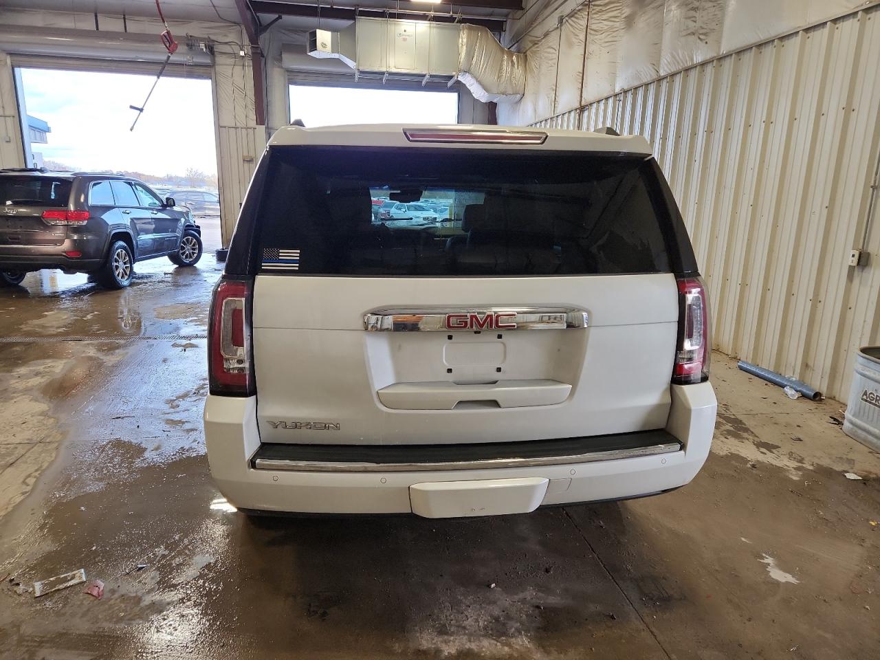 GMC Yukon Denali Image 5