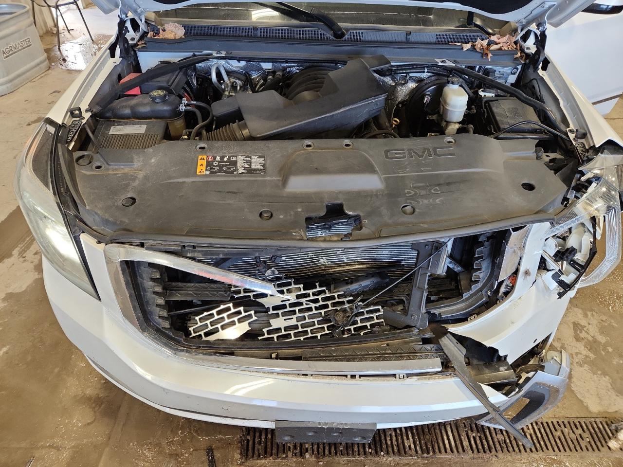 GMC Yukon Denali Image 12