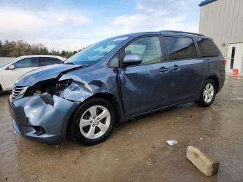  Salvage Toyota Sienna