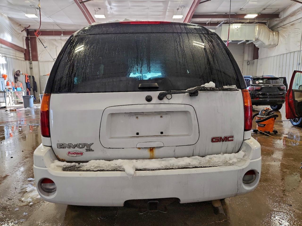 GMC Envoy Xl Image 8