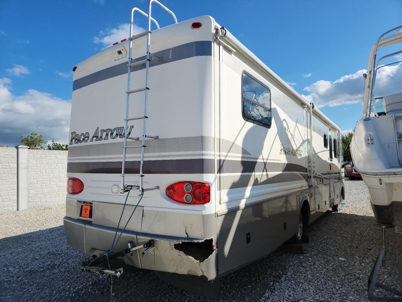 Fleetwood Pace Arrow W22 Image 3