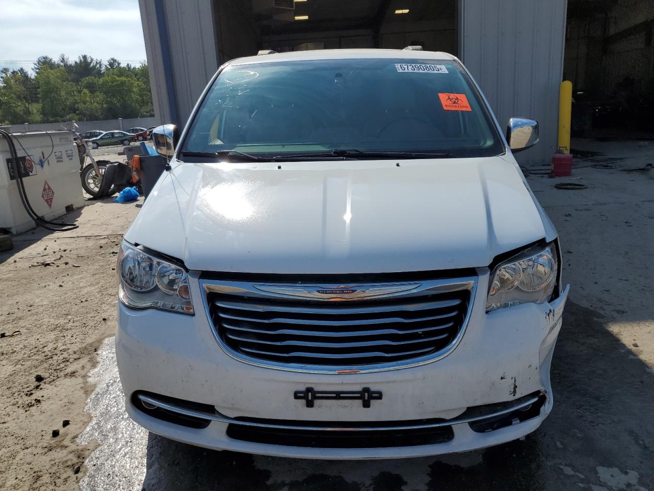 Chrysler Minivan Touring L Image 2