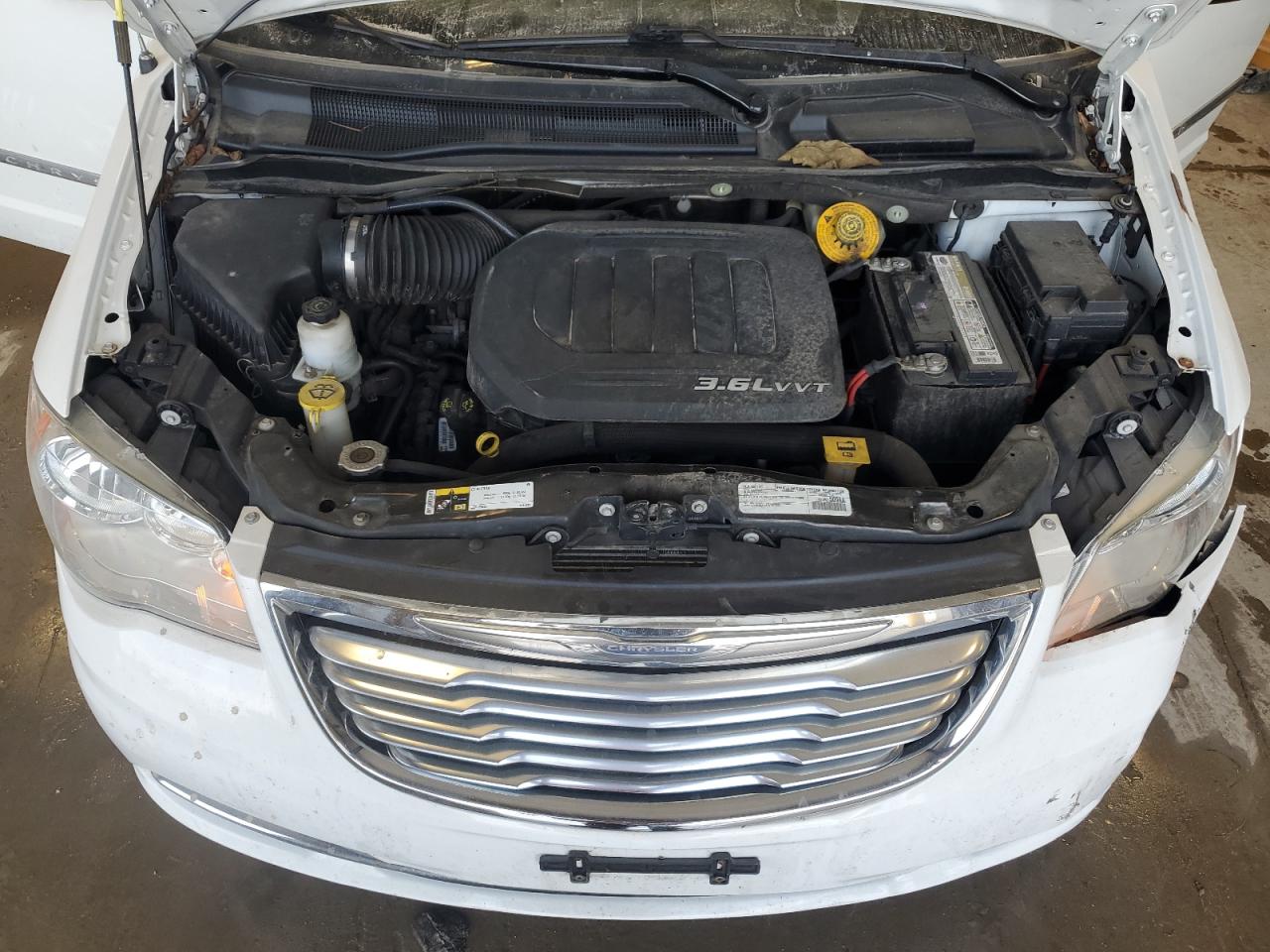 Chrysler Minivan Touring L Image 13