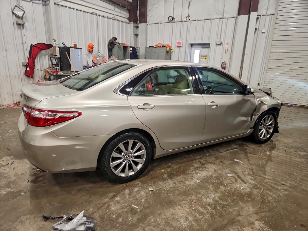 Toyota Camry Le Image 10