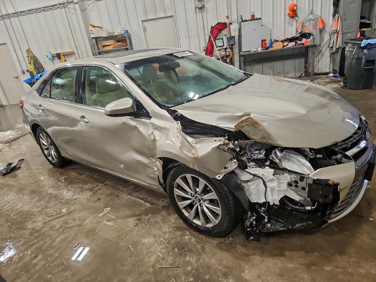 Toyota Camry Le Image 2