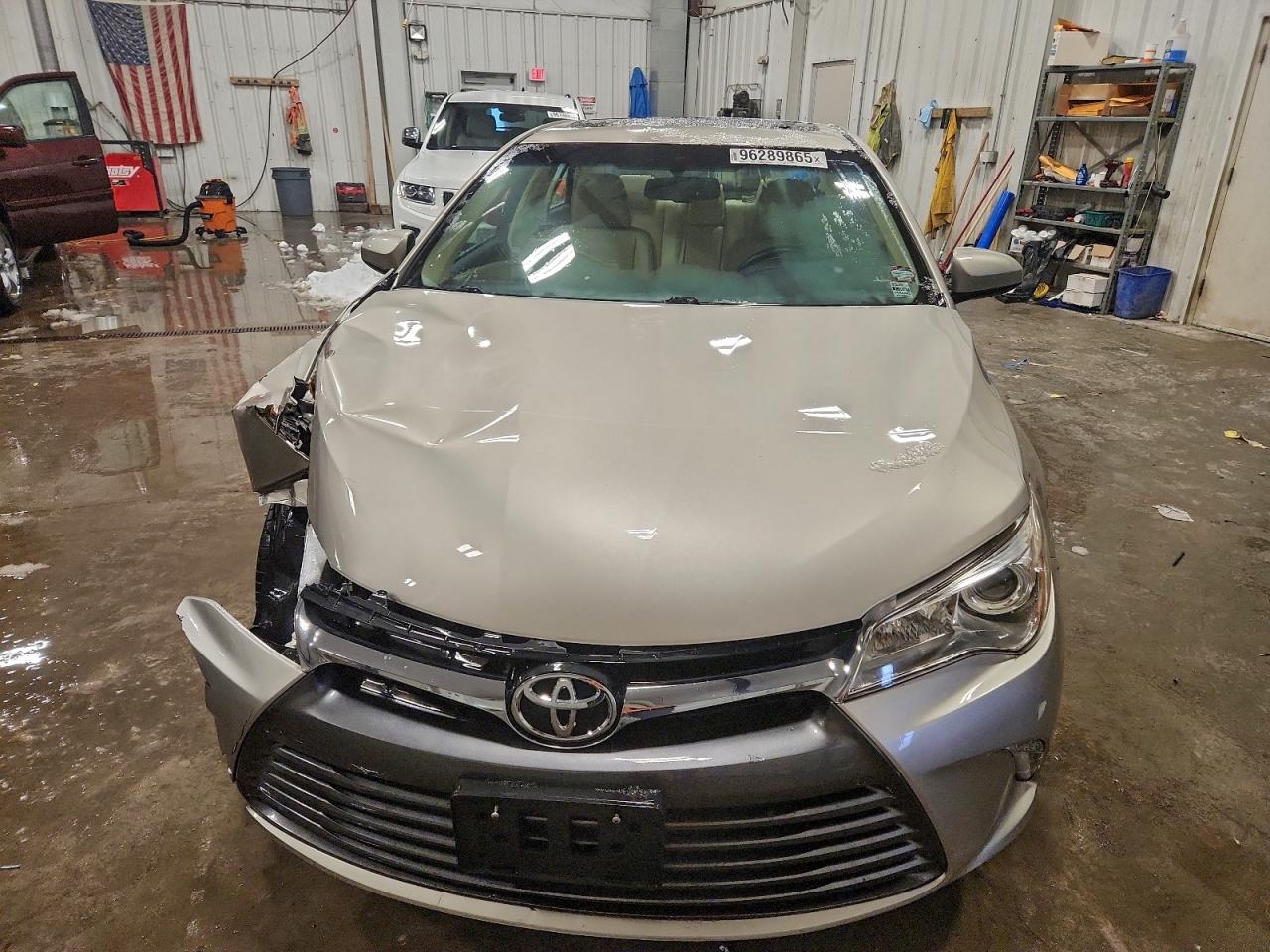 Toyota Camry Le Image 12