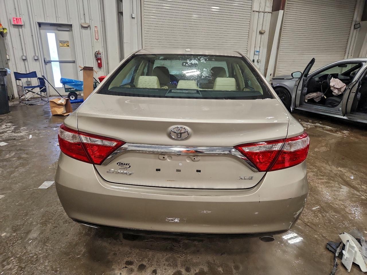 Toyota Camry Le Image 8