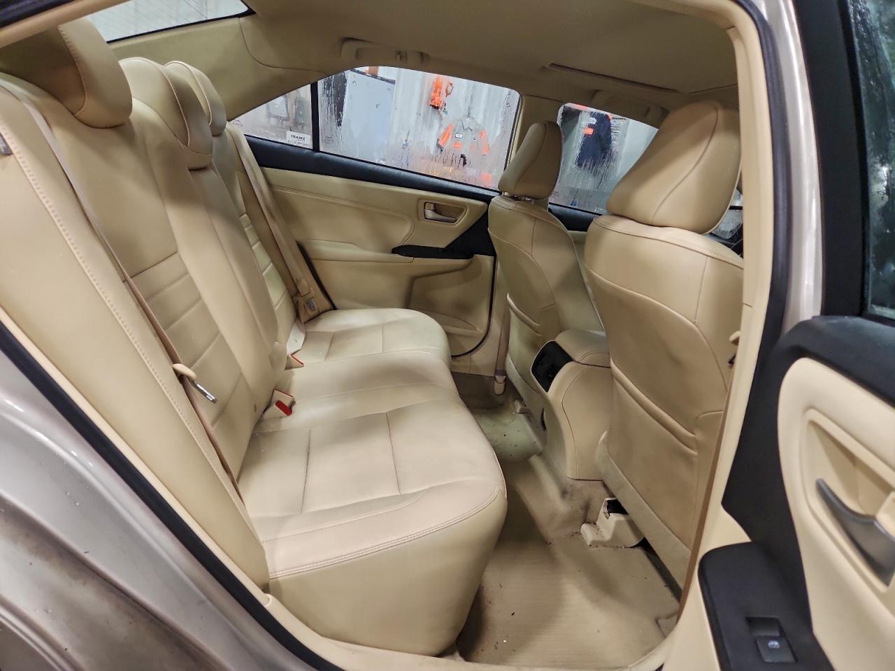 Toyota Camry Le Image 9