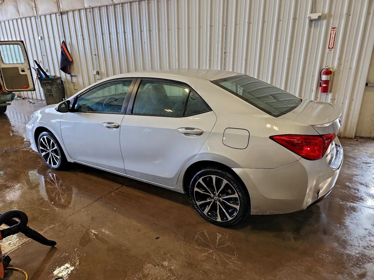 Toyota Corolla L Image 2