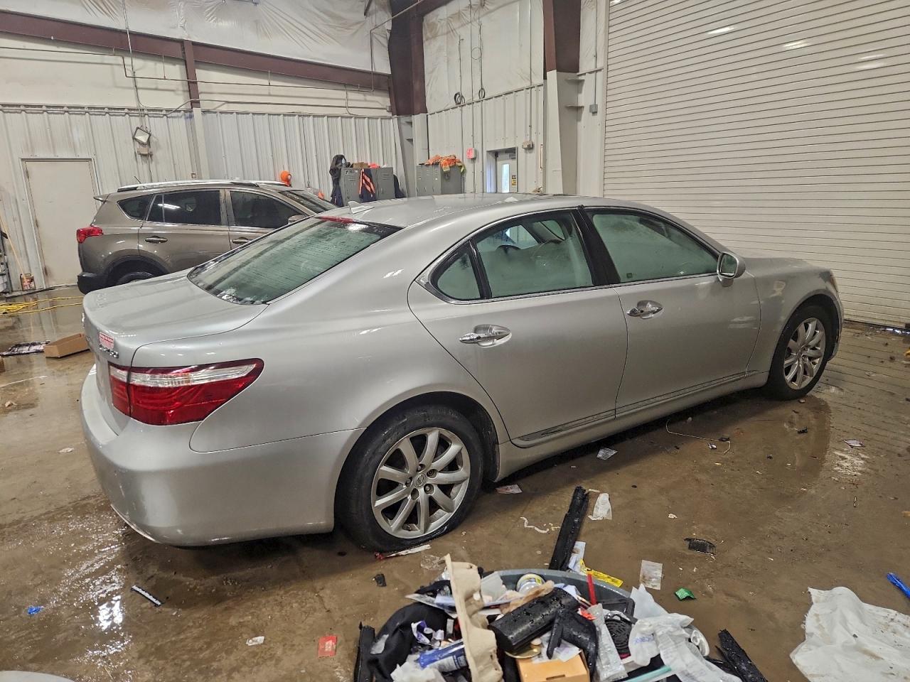 Lexus LS 460 Image 3