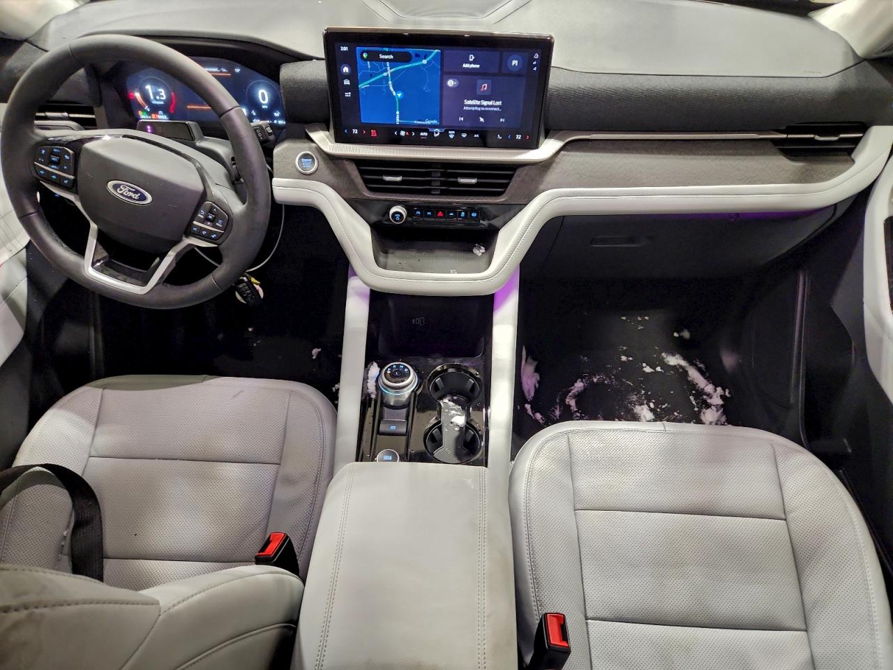 Ford Explorer Platinum Image 3