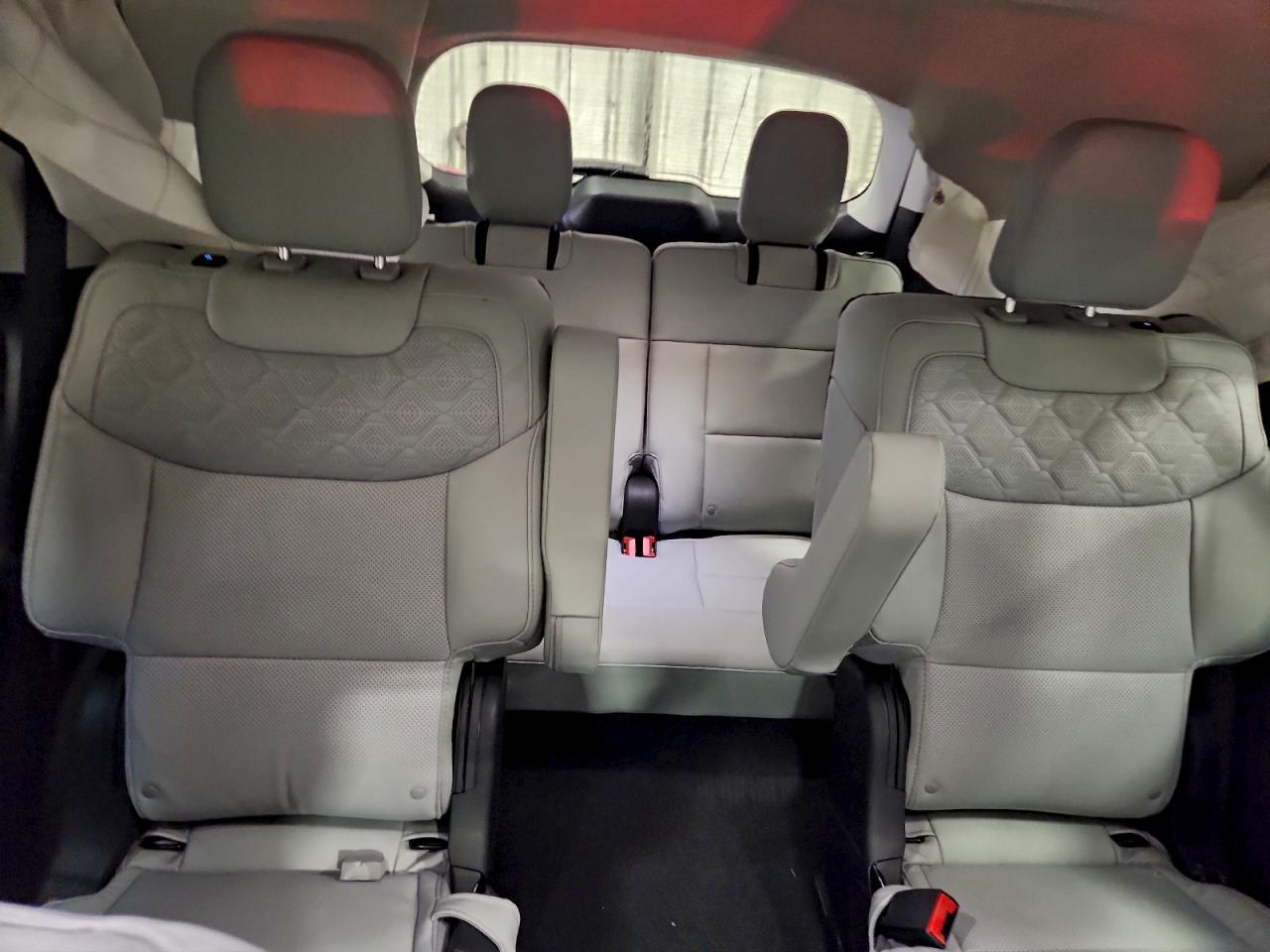 Ford Explorer Platinum Image 4