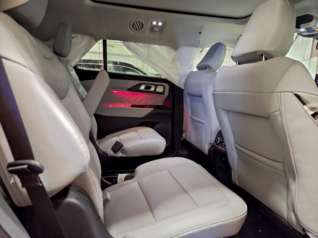 Ford Explorer Platinum Image 12