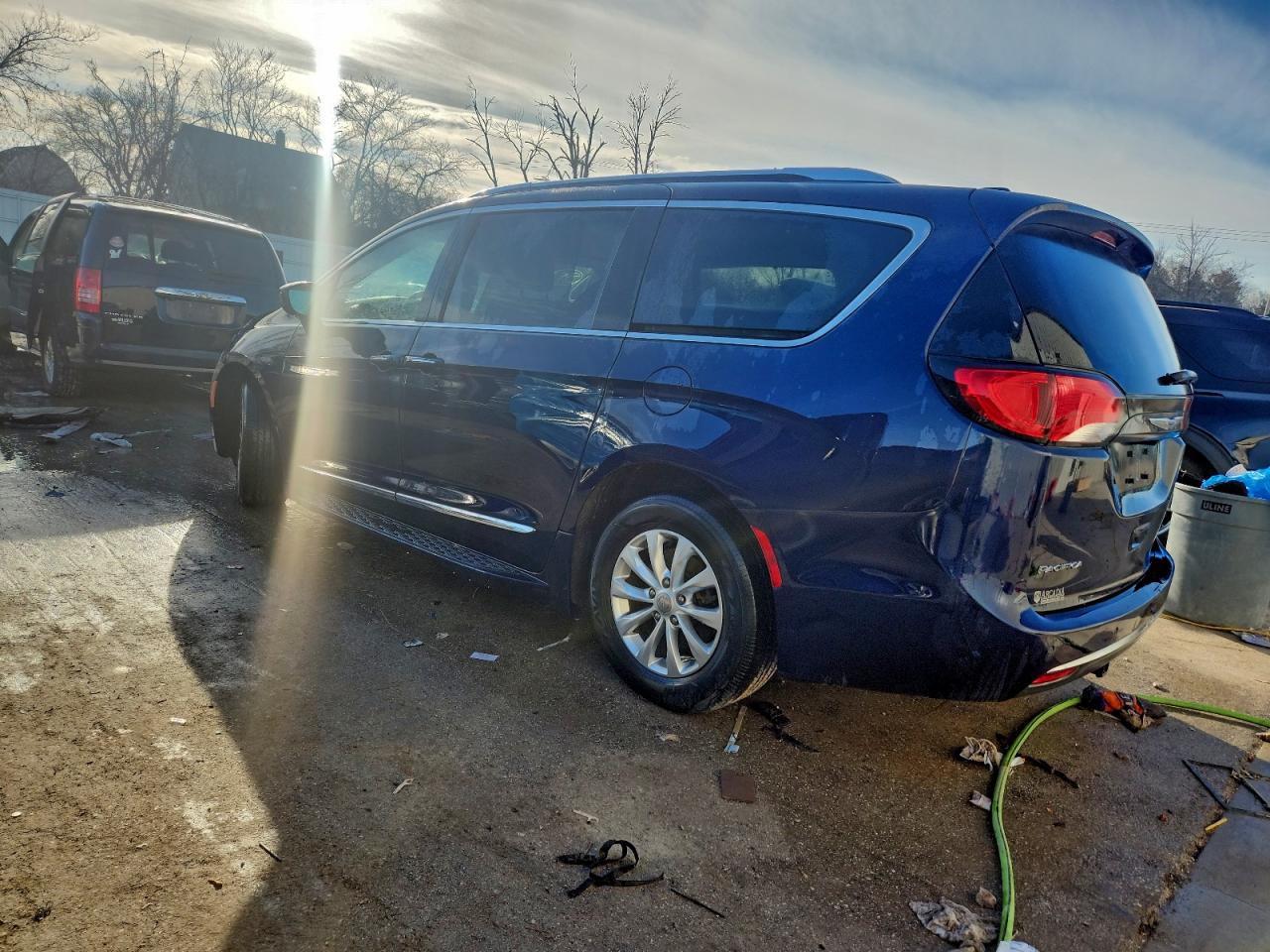 Chrysler Pacifica Touring L Image 2