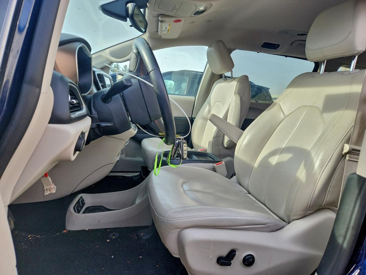 Chrysler Pacifica Touring L Image 13