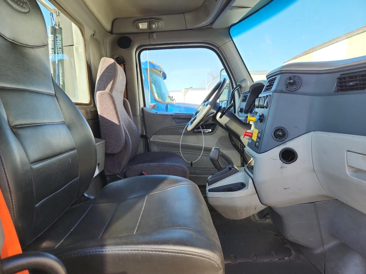 Peterbilt 579 Image 10