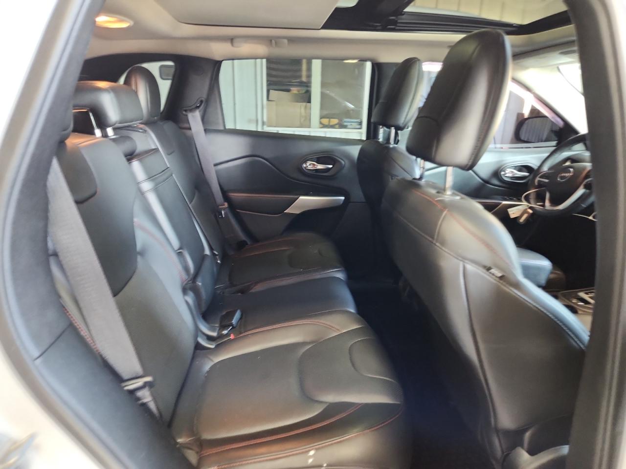 Jeep Cherokee Trailhawk Image 12