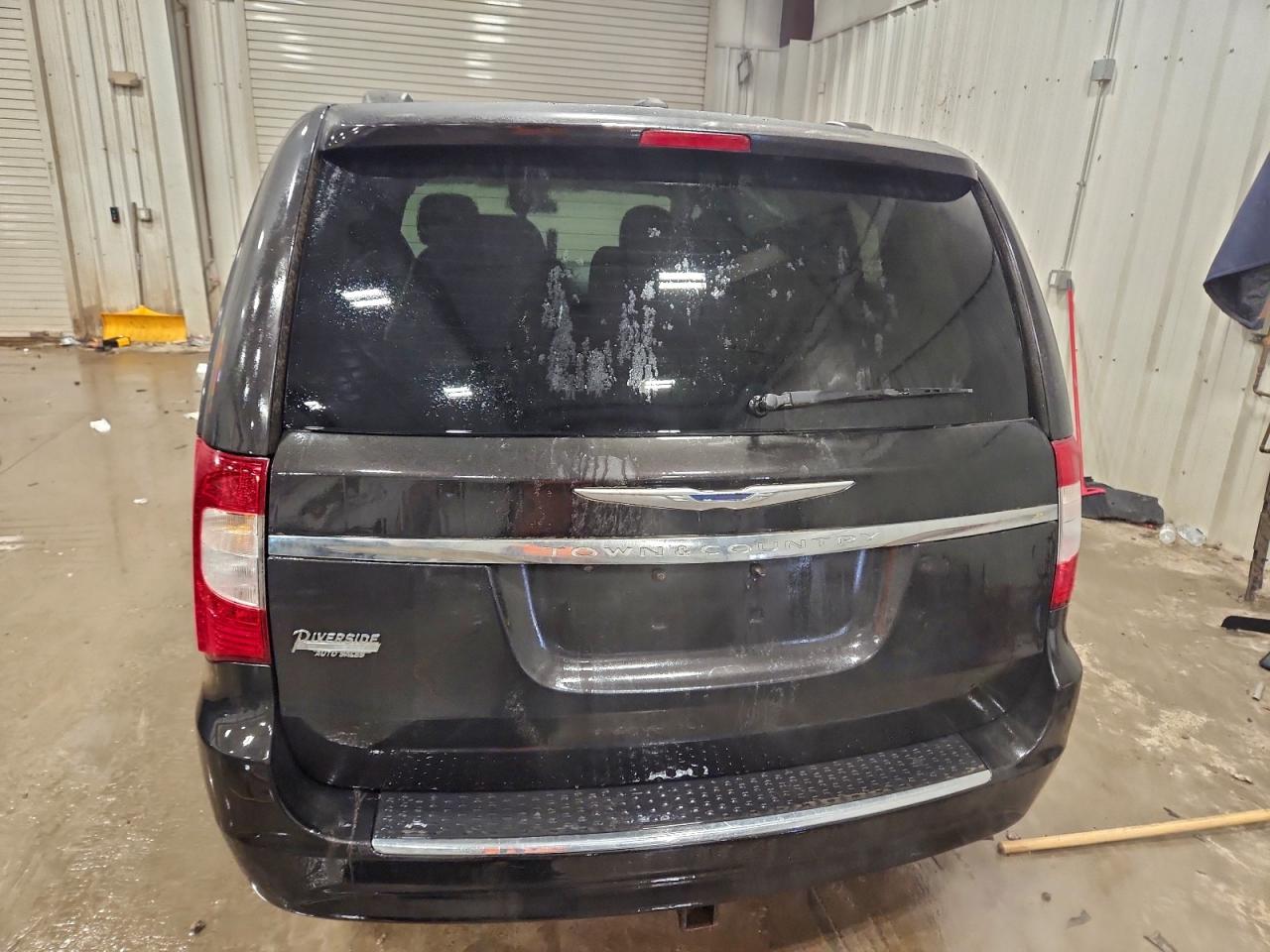 Chrysler Minivan Touring Image 11