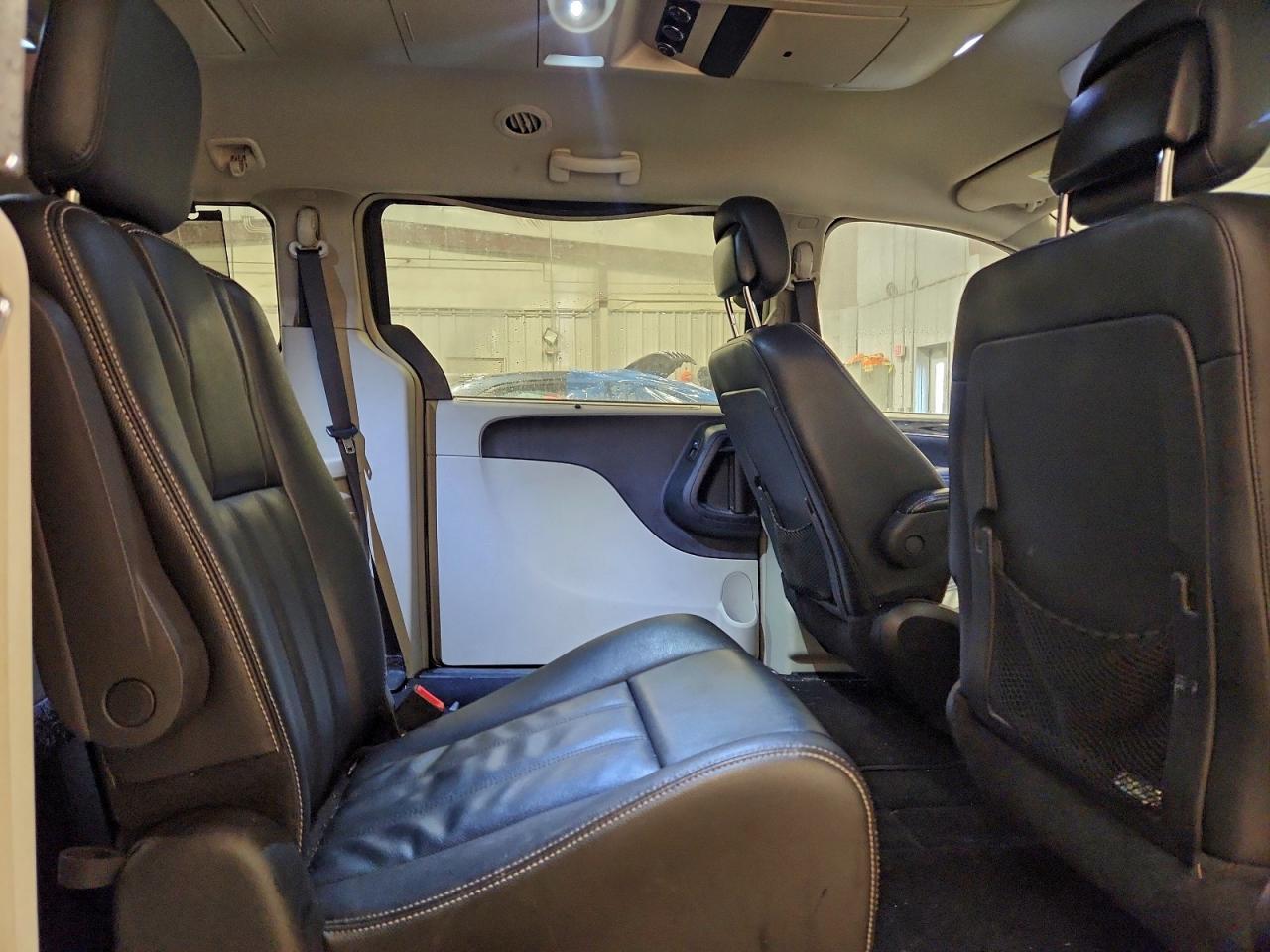 Chrysler Minivan Touring Image 9