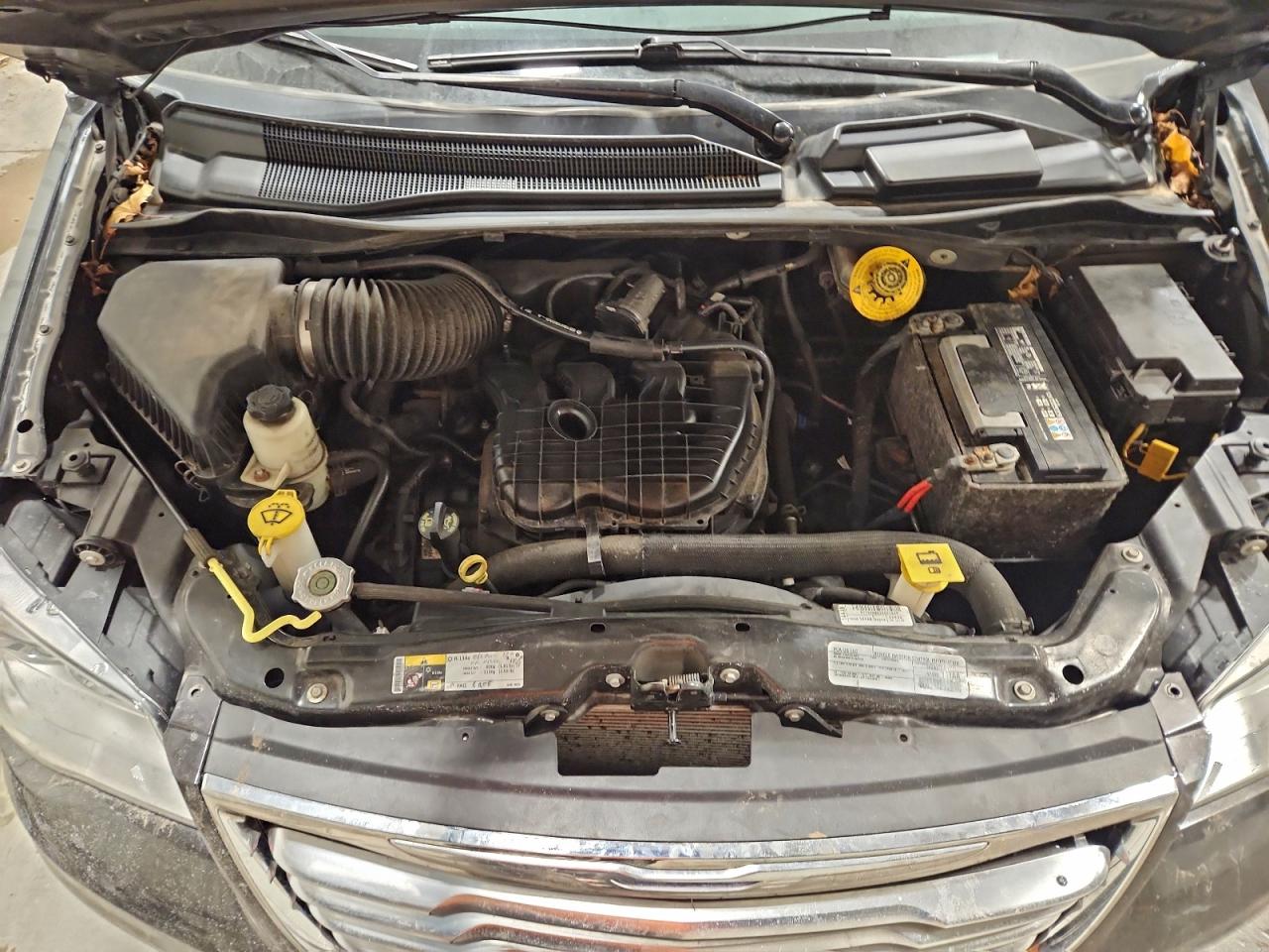 Chrysler Minivan Touring Image 2